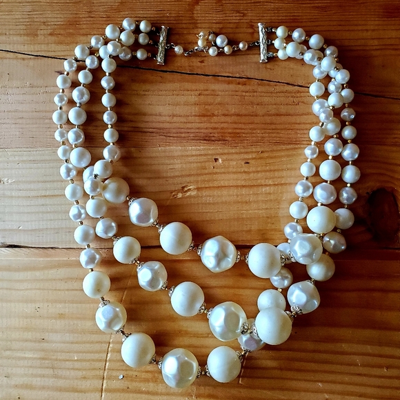 Jewelry - Faux pearl necklace costume jewelry